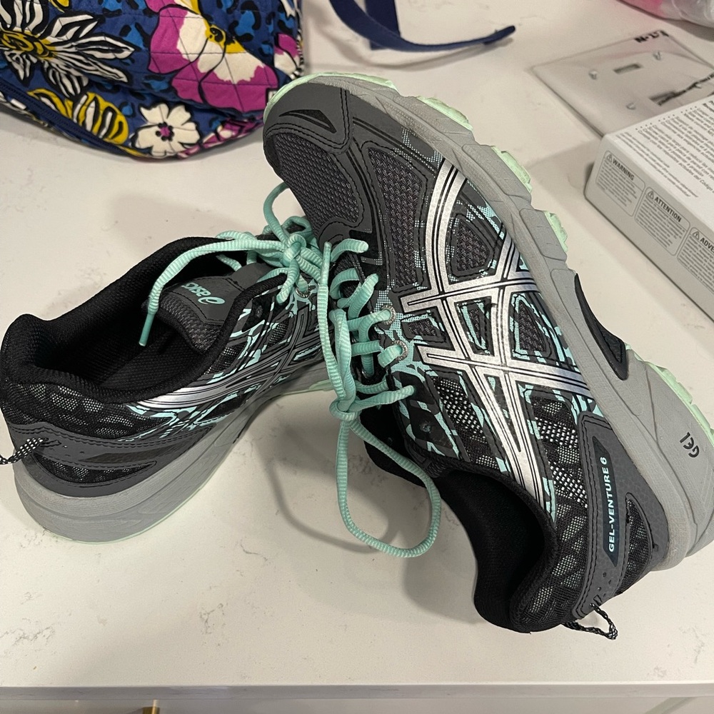 Asics Gel Venture 6 size 9.0 EUC
